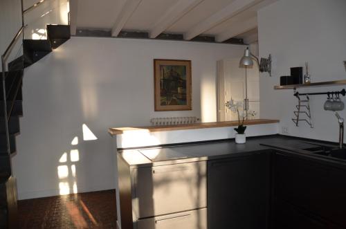 - une cuisine avec un comptoir noir dans une pièce dans l'établissement Le Tre Valli, à Sora