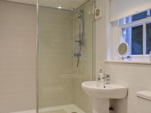a bathroom with a shower and a sink and a toilet at The Cottage Highfield in Rothbury