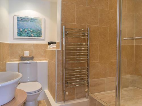 La salle de bains est pourvue d'une douche, de toilettes et d'un lavabo. dans l'établissement Bridge House, à Purmerend
