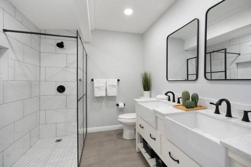 een witte badkamer met een douche en een toilet bij 4BR / Old Town Scottsdale / Shopping / Tempe in Scottsdale