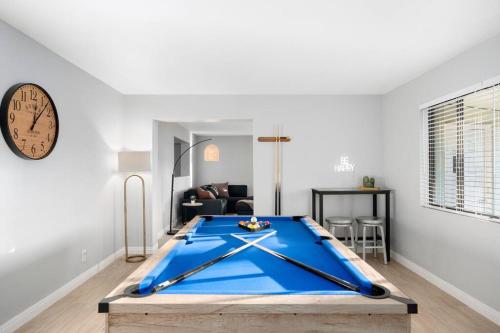 eine große blaue Tischtennisplatte im Wohnzimmer in der Unterkunft 4BR / Old Town Scottsdale / Shopping / Tempe in Scottsdale