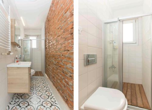 y baño con aseo, lavabo y pared de ladrillo. en Cozy and Comfortable apt., en Estambul