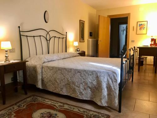 a bedroom with a large bed and a table at B&B Relief in Possagno