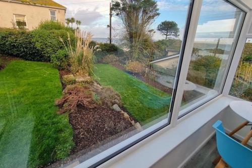 Κήπος έξω από το Spacious home with panoramic sea view, free parking EV & large garden
