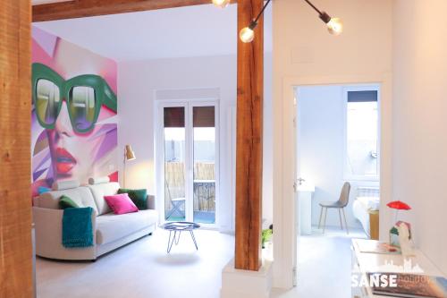una sala de estar con sofá y una pintura en la pared en Apartamento Kursal by SanSe Holidays en San Sebastián
