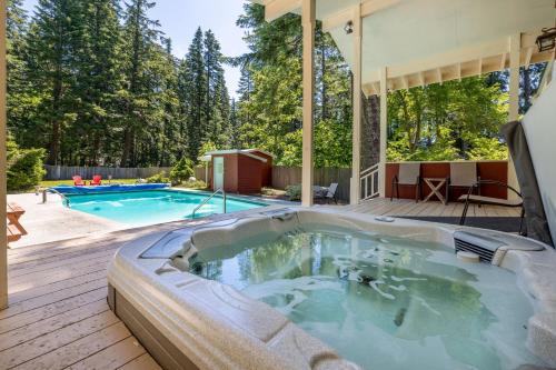 basen na podwórku domu w obiekcie Maple Leaf Lodge by NW Comfy Cabins w mieście Leavenworth