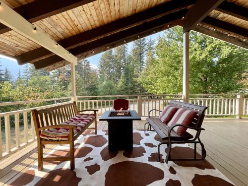 Balkón nebo terasa v ubytování Maple Leaf Lodge by NW Comfy Cabins