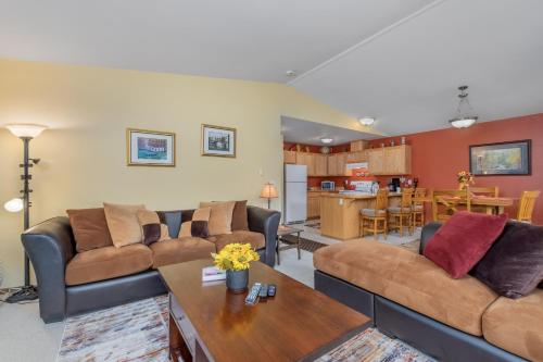 uma sala de estar com dois sofás e uma cozinha em Suite Serenity Condo by NW Comfy Cabins em Leavenworth