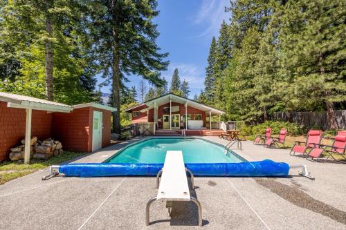 dom z basenem i domem w obiekcie Maple Leaf Lodge by NW Comfy Cabins w mieście Leavenworth