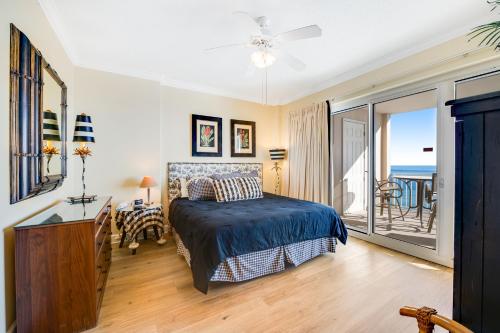 um quarto com uma cama e uma varanda com o oceano em Regency Isle 802 em Orange Beach