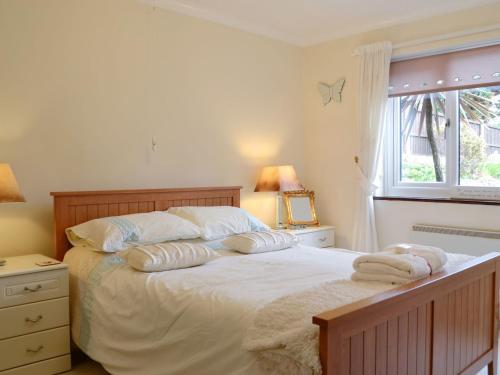DyffrynにあるAwel Y Morのベッドルーム1室(大型ベッド1台、タオル付)