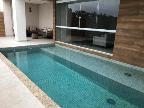 una piscina frente a una casa en Duplex-318 até 8 pessoas, en Florianópolis