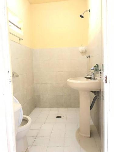 Baño blanco con aseo y lavamanos en LUGAR ENCANTADOR CON PATIO VEGETAL, 