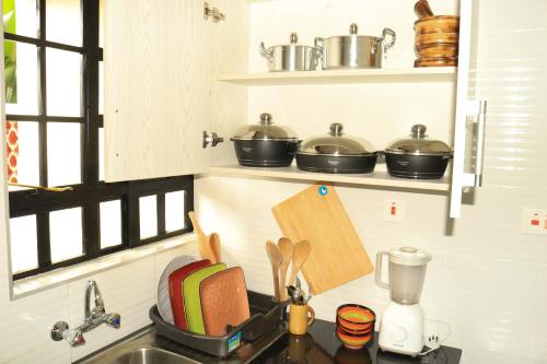 Kakamega的住宿－Wakanda@HeArt Stays，厨房配有水槽和一些锅碗瓢盆