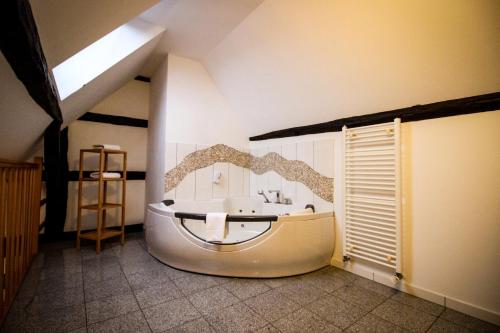 a bathroom with a tub and a sink at Hotel und Restaurant Zum Löwen in Gelnhausen