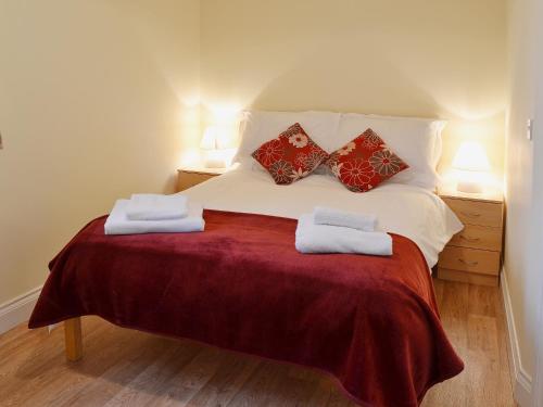 sypialnia z łóżkiem z dwoma ręcznikami w obiekcie The Stable w mieście High Halstow