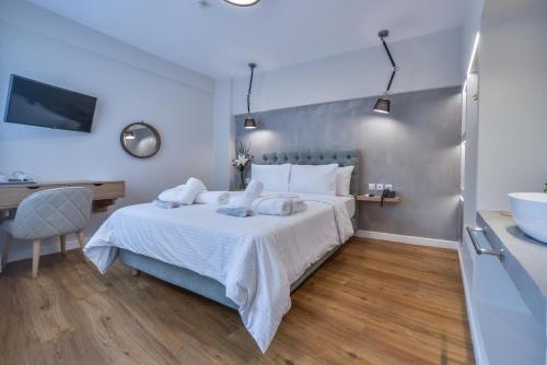Postel nebo postele na pokoji v ubytování Anixi Hotel by AP