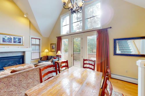 Μια τηλεόραση ή/και κέντρο ψυχαγωγίας στο Castle Hill Condos O2