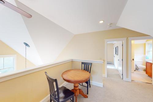Χώρος καθιστικού στο Castle Hill Condos O2