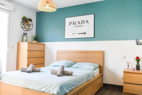 um quarto com uma cama grande e paredes azuis em Le Capé-Grand appartement avec terrasse et jacuzzi em Marselha
