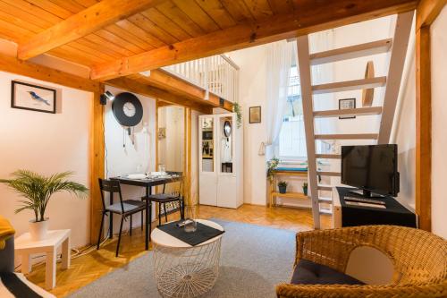 Posedenie v ubytovaní Lovely little loft studio in the heart of Budapest
