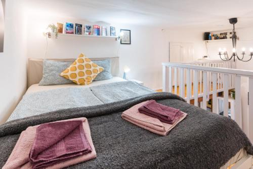 Posteľ alebo postele v izbe v ubytovaní Lovely little loft studio in the heart of Budapest