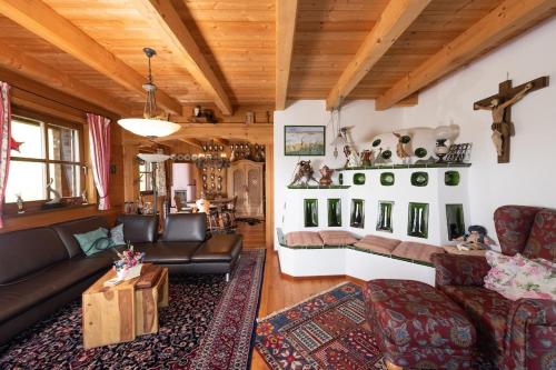 a living room with a couch and a table at Ferienhaus Kraxlhütte Kärnten in Velden am Wörthersee