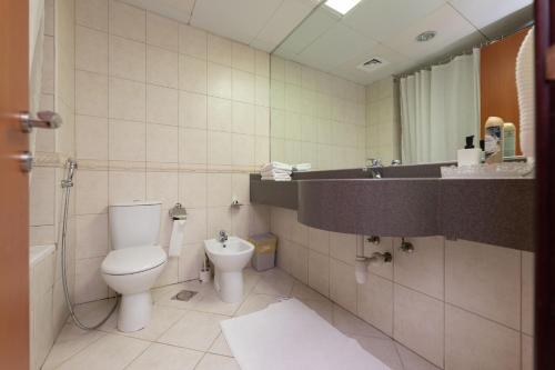 Dubai Marina - 5 bedroom, resort feel, great Amenities في دبي: حمام مع مرحاض ومغسلة