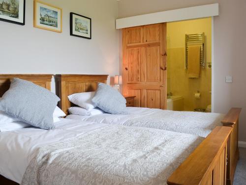 two twin beds in a room with at Jasmine Cottage in Knitsley