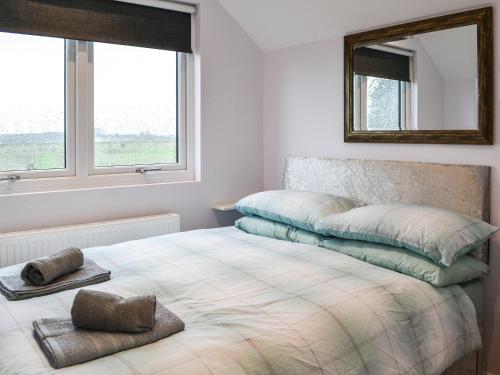 Un pat sau paturi într-o cameră la Falabella Suite - Uk41829
