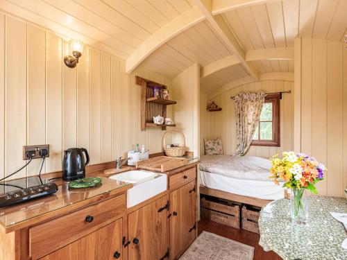 una cocina con fregadero y una cama en una habitación en The Nuthatch - Uk40297 en Martin