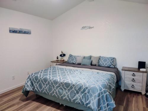 - une chambre avec un lit et une couette bleue dans l'établissement Beautiful Relaxing Vacation Home, à Flour Bluff