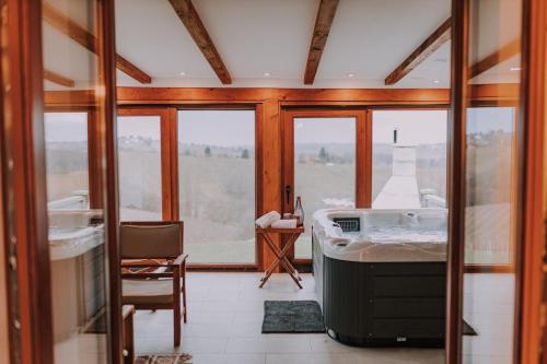 um quarto com uma banheira num quarto com janelas em Holiday home The view em Sveti Urban