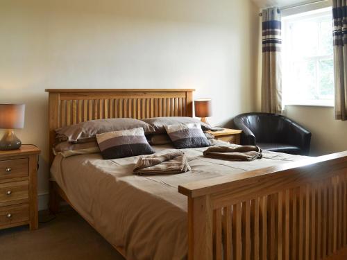 WolsinghamにあるDurham Cottage-27765のベッドルーム1室(大型ベッド1台、タオル2枚付)