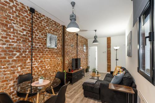 sala de estar con pared de ladrillo en BNBHolder Cool Atocha Station en Madrid