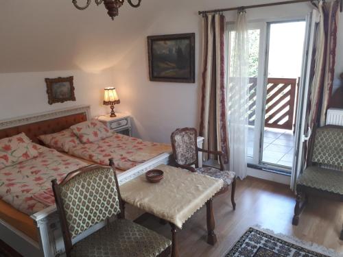 Posezení v ubytování Chalupa, 3x apartmány, 11 lůžek.