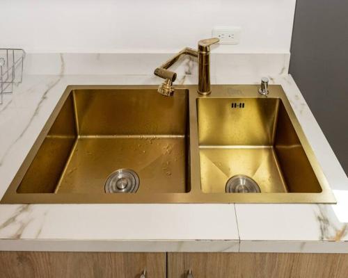 a gold sink with a faucet in a kitchen at Hermosa Casa de Playa Machalilla in Machalilla