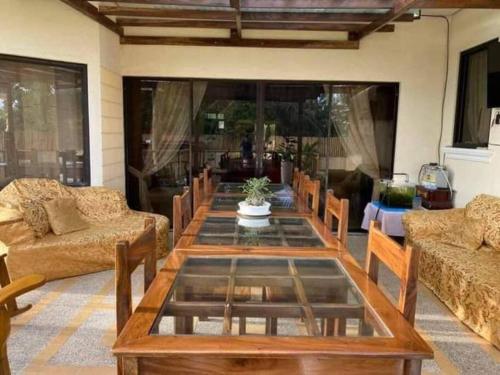 sala de estar con mesa de madera y sillas en Sanset Villa 1 and 2 en Alburquerque