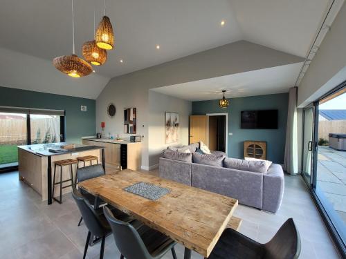 un soggiorno con un tavolo e un divano di Bailgate Barn, Ashlin Farm Barns a Lincoln