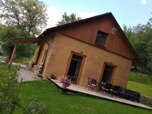 a house with a table and chairs in front of it at Chalupa Na Andělech in Žulová