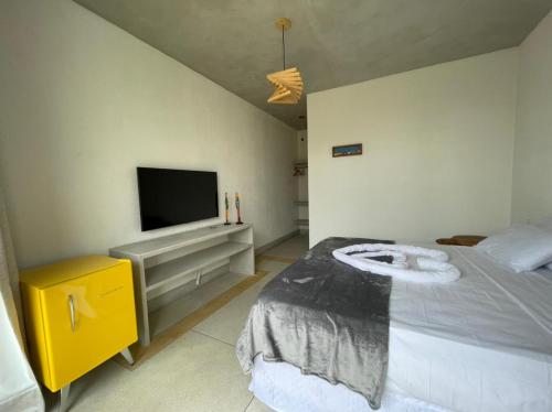sypialnia z dużym łóżkiem i telewizorem w obiekcie Carrapicho Patacho com Piscina Privativa w mieście Pôrto de Pedras