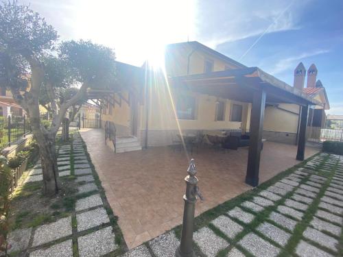 Una casa con il sole che splende dietro di essa di BELLA ASSISI B & B ad Assisi