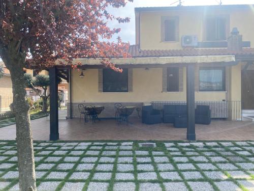 ein Haus mit einer Terrasse mit einem Tisch und Stühlen in der Unterkunft BELLA ASSISI B & B in Assisi