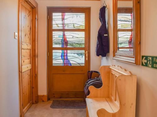 Cette chambre dispose d'une porte en bois et d'une fenêtre. dans l'établissement The Roundel, à Leuchars