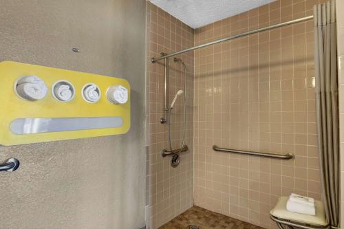 y baño con cabina de ducha y aseo. en Motel 6-Dalton, GA, en Dalton