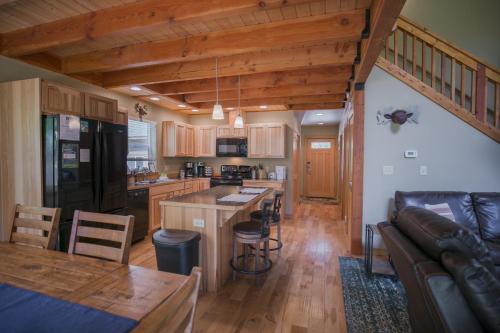 Η κουζίνα ή μικρή κουζίνα στο Paws in the Mountains by NW Comfy Cabins