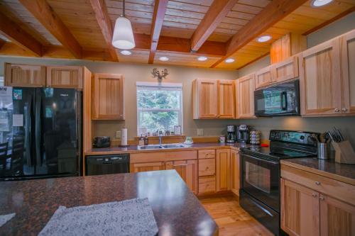 Η κουζίνα ή μικρή κουζίνα στο Paws in the Mountains by NW Comfy Cabins