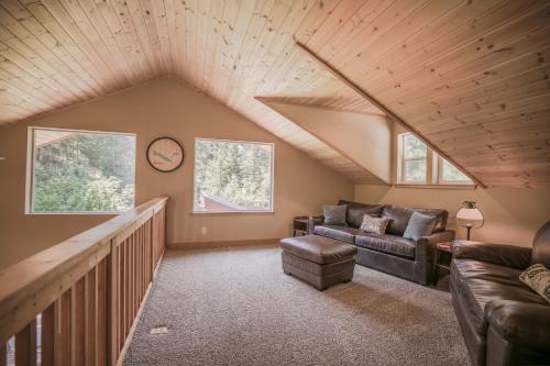 Χώρος καθιστικού στο Paws in the Mountains by NW Comfy Cabins