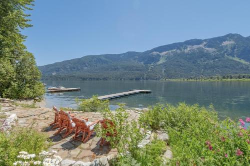 un groupe de chaises assises sur la rive d'un lac dans l'établissement Lazy Bear Lodge by NW Comfy Cabins, à Leavenworth