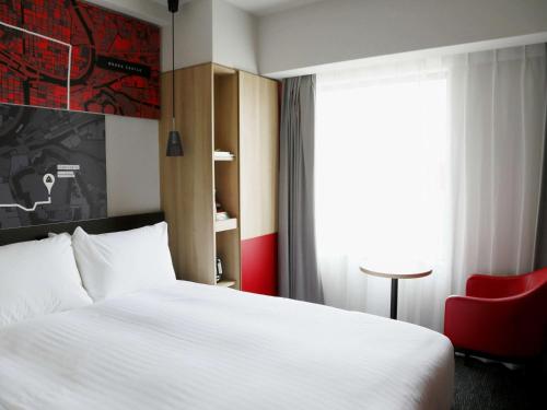 Postel nebo postele na pokoji v ubytování ibis Osaka Umeda